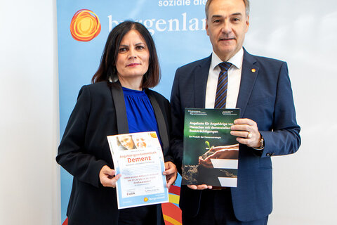 Landesrat Dr. Leonhard Schneemann mit Prokuristin und Operative Leiterin der Pflege- und Sozialberatung im Burgenland, Waltraud Kölly-Schranz, MSc.