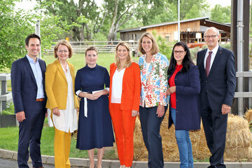 FamilienreferentInnen tagten unter dem Vorsitz von Landesrätin Daniela Winkler in Anwesenheit von Familienministerin Susanne Raab in der St. Martins Therme & Lodge in Frauenkirchen. V.l.: Stadtrat Vizebgm. Christoph Wiederkehr, MA, Wien, LRin Mag.a Christiane Teschl-Hofmeister, NÖ, BMin MMag.a Dr.in Susanne Raab, Mag.a (FH) Daniela Winkler, Burgenland, LRin Mag.a (FH) Andrea Klambauer, Salzburg, LRin Mag.a Sara Schaar, Kärnten, LR Anton Mattle, Tirol