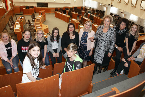 Landtagspräsidentin Verena Dunst. 3. Landtagspräsidentin Ilse Benkö und die Landesrätinnen Mag.a Astrid Eisenkopf und Mag.a (FH) Andrea Winkler mit Schülerinnen der NMS Rosental auf der Galerie des Landtagssitzungssaals