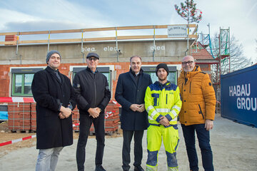 SOWO-Projektleiter Bmstr. Ing, Stefan Maurovits, Architekt Mag. Johann Schandl, Landesrat Dr. Leonhard Schneemann und Bürgermeister Werner Huf mit dem stolzen Lehrling, der den Gleichenspruch vortrug.