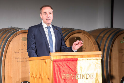 Landesrat Dr. Leonhard Schneemann bei der Jubiläumsfeier 30 Jahre Wirtschaftspark Pöttelsdorf.