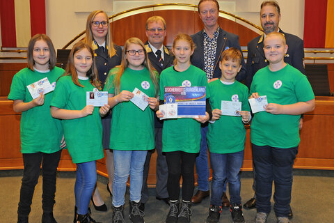 LH-Stv. Johann Tschürtz und ÖWR Burgenland-Präsident Stefan Ferschich gratulieren Katharina Vrabetz und Frederik Windisch.