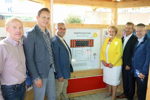 Landtagspräsidentin Verena Dunst (3.v.r.) mit Bundesrat Jürgen Schabhüttl (r.) und Bürgermeister Norbert Sulyok (3.v.l.) sowie Verantwortliche des Projekts vor der NMS/VS/KIGA Kohfidisch