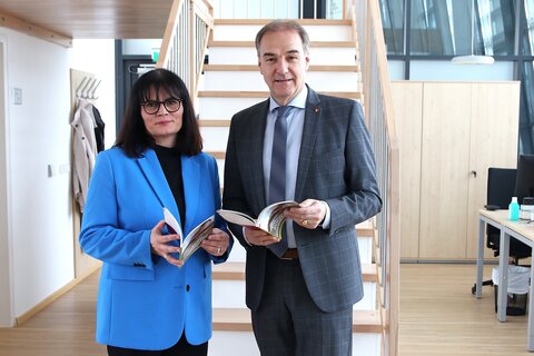 Soziallandesrat Leonhard Schneemann und Waltraud Kölly-Schranz, Operative Leitung und Prokuristin der Pflege- und Sozialberatung.