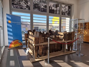 Römische Brunnenstube und Vitrine mit Funden der Bronze- und Römerzeit