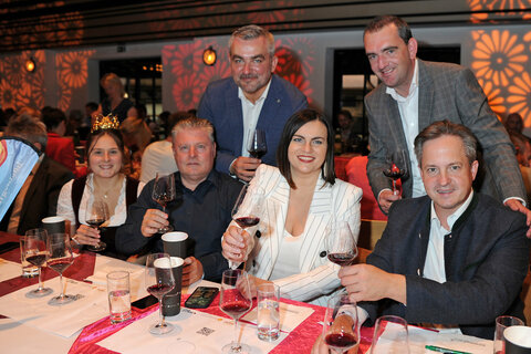 v.l. Weinkönigin Hannah I., Matthias Siess, Obmann Wein Burgenland, LR Heinrich Dorner, LH-Stv. in Astrid Eisenkopf, Weintourismus-Obmann Herbert Oschep, LWK-Präs. Johannes Schmuckenschlager