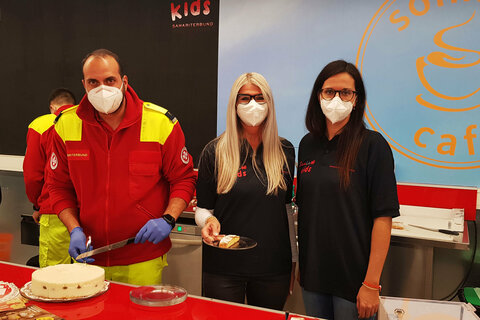 Mitarbeiter des Arbeitersamariterbundes verwöhnen die Kundinnen und Kunden im Sonnencafé mit Kaffee und Kuchen.