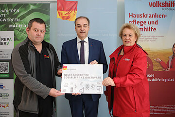 Soziallandesrat Leonhard Schneemann, Volkshilfepräsidentin Verena Dunst und Werner Aminger vom Burgenländischen Schulungszentrums (BUZ) stellten am 08. April 2022 das Projekt „RepaServ“ im Sonnenmarkt Oberwart vor