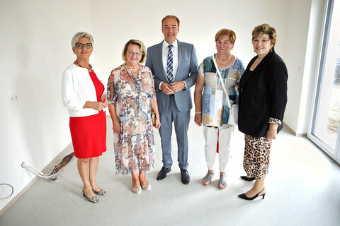 Landtagsabgeordnete Doris Prohaska, Gisela Horvath, Landesrat Dr. Leonhard Schneemann, Rosa Vesselics und Dr. Christine Ekker, MBA, MAS, Operative Leitung Geschäftsbereich Pflege/Heimleitung im Arbeiter Samariter Bund Österreich (v.l.).