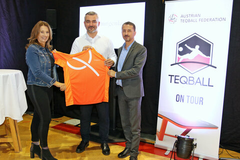 Stellten im Landessportzentrum VIVA in Steinbrunn Teqball vor und gaben inoffiziellen Startschuss für Promotion Tour: v.l. Andrea Koncar, Präsidentin des Österreichischen Teqball Verbandes, Sportlandesrat Heinrich Dorner und Georg Pangl, Präsident von Teqball Burgenland