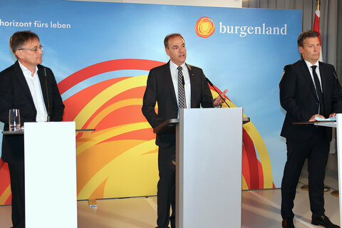 Wirtschaftslandesrat Leonhard Schneemann informierte über die Umwandlung der WiBuG in die Wirtschaftsagentur Burgenland und präsentierte Michael Gerbavsits (li.), der gemeinsam ab 1. Jänner 2021 gemeinsam mit Harald Zagiczek (re.) deren Geschäftsleitung bilden wird.