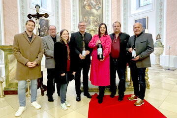 Pfarrer GR Mag. Roman Schwarz, Vizebürgermeisterin Anja Tröllinger Breitenbrunns Bürgermeister Helmut Hareter. Landeshauptmann-Stellvertreterin Mag.a Astrid Eisenkopf, Michael Krail, Obmann des Weinbauvereins Breitenbrunn, und Johann Lanzhammer, 1. Bürgermeister des Marktes Breitenbrunn.