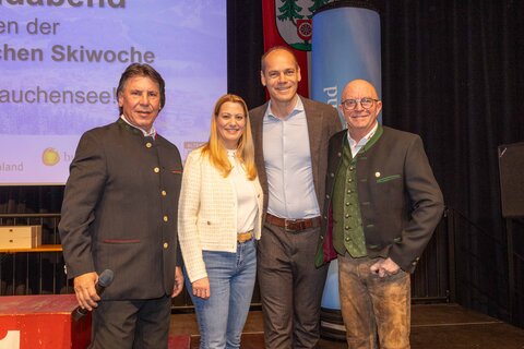 Beim Burgenland-Abend (v.l.): Landesskiverband Burgenland Präsident Gerald Guttmann, Familienlandesrätin Daniela Winkler, Michael Walchhofer, Obmann Tourismusverband Altenmarkt-Zauchensee, und Organisator Alexander Hegedüs