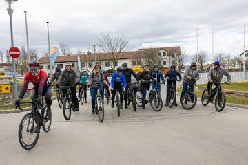 Landesrätin Mag.a (FH) Daniela Winkler (5.v.l.) beim Startschuss der heurigen Radsaison in Podersdorf am See.