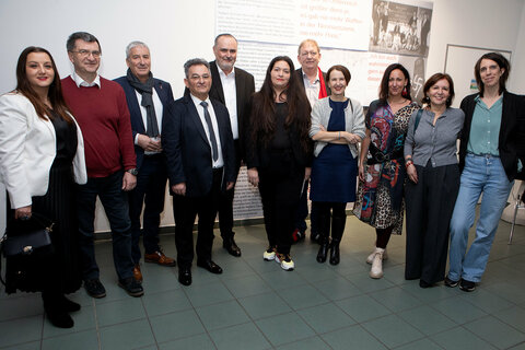 Landeshauptmann Hans Peter Doskozil (5.v.l.) mit Emmerich Gärtner-Horvath (4.v.l.) sowie weiteren Gemeindepolitikerinnen und Gemeindepolitikern und Mitwirkenden im Zuge der Ausstellungseröffnung.