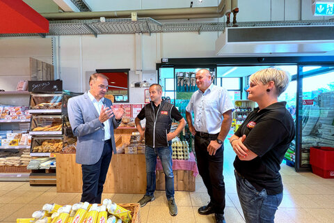 LR Dr. Leonhard Schneemann im Gespräch mit den Betreibern Josef Dutter und Heidi Ehrenhöfer sowie Bgm. Manfred Schmidt