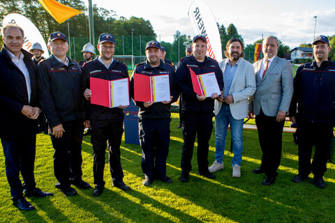 Landesrat Dr. Leonhard Schneemann (l.) , Bezirksfeuerwehrkommandant Oberbrandrat (OBR) Wolfgang Kinelly (2.v.l.), Landtagsabgeordneter Hans Unger (3.v.r.), Bezirkshauptmann Wirklicher Hofrat (WHR) Mag. Peter Bubik (2.v.r.) und Bürgermeister Marc Hoppel (r.) gratulierten Oberbrandinspektor (OBI) Michael Gamauf (3.v.l.), Oberbrandinspektor (OBI) Josip Milicevic (4.v.l.) und Oberbrandinspektor (OBI) Marco Luif (4.v.r.) zu ihren Beförderungen.