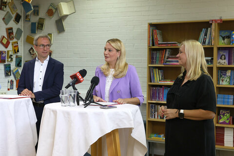 Jürgen Neuwirth (Leiter des pädagogischen Dienstes der Bildungsdirektion Burgenland), Bildungslandesrätin Daniela Winkler und Schuldirektorin Elisabeth Pichl (Volks- und Mittelschule Purbach).