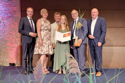 Landesrat Leonhard Schneemann gratulierte den Preisträgerinnen und Preisträgern.