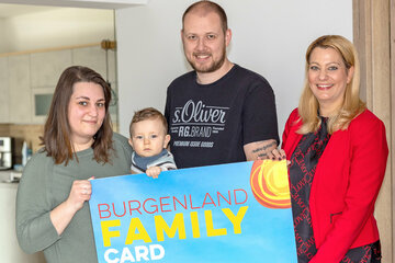Familienlandesrätin Mag.a (FH) Daniela Winkler überreichte Familie Quaisser aus Schattendorf persönlich ihre Burgenland Family Card.