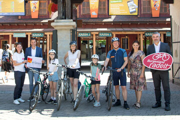 Landesrat Heinrich Dorner (rechts im Bild) und Burgenland Tourismus-Geschäftsführer Didi Tunkel (2.v.l.) am neuen Sammelpunkt von „Burgenland radelt – Sommerradeln“ beim Familypark in St. Margarethen.