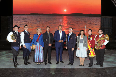 Landeshauptmann Hans Peter Doskozil mit dem Obmann des Burgenländischen Blasmusikverbands Peter Reichstädter (rechts von LH Doskozil) und weiteren Vertretern des Blasmusikverbands bei der Danke-Gala des Landes im August 2021 in Mörbisch
