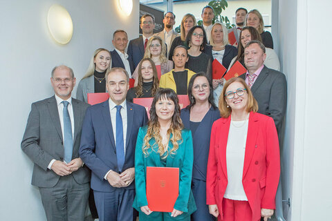 Mag. Franz Öller, MBA, MPH (Kaufmännischer Direktor der Gesundheit Burgenland) (links vorne), Soziallandesrat Dr. Leonhard Schneemann (2.v.l. vorne) und Direktorin Gabriele Ehrenhöfer, MSc (Schule für allgemeine Gesundheits- und Krankenpflege Oberwart und Expositur Eisenstadt) (vorne rechts) mit den Diplomandinnen und Diplomanden der Expositur Eisenstadt.
