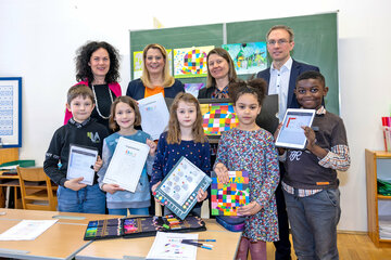 v.l.n.r.: VS-Direktorin Charlotte Toth-Kanyak MEd, Bildungslandesrätin Mag.a(FH) Daniela Winkler, PPH-Rektorin Mag.a Dr.in Sabine Weisz, HR Mag. Jürgen Neuwirth, Leiter des Bereichs Pädagogischer Dienst, mit Schüler:innen der VS Eisenstadt