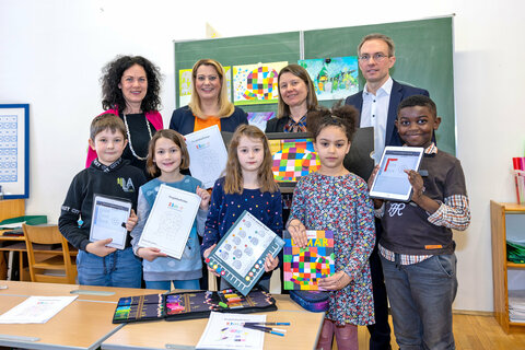 v.l.n.r.: VS-Direktorin Charlotte Toth-Kanyak MEd, Bildungslandesrätin Mag.a(FH) Daniela Winkler, PPH-Rektorin Mag.a Dr.in Sabine Weisz, HR Mag. Jürgen Neuwirth, Leiter des Bereichs Pädagogischer Dienst, mit Schüler:innen der VS Eisenstadt