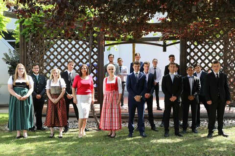 Agrarreferentin Landeshauptmann-Stellvertreterin Mag.a Astrid Eisenkopf (1. Reihe, 3. v.l.) und Fachschuldirektorin Dir.in Prof.in Ing.in Eva Ackerl BEd MA MSc (1. Reihe, 4. v.l.) mit den 16 erfolgreichen Absolventinnen und Absolventen bei der Facharbeiterbriefverleihung in der Landwirtschaftlichen Fachschule Eisenstadt.