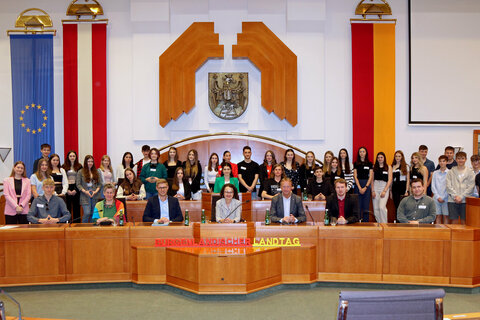 Die Schülerinnen und Schüler der „Fit4future“-Klassen des BG/BRG/BORG Oberpullendorf und ihre Lehrkräfte mit DDr.in Barbara Glück vom Mauthausen Memorial, Auslandsdiener Jonathan Dorner, den Landtagsabgeordneten Elisabeth Trummer und Patrick Fazekas, BA, sowie den Klubobleuten Johann Tschürtz und Mag.a Regina Petrik im Landtagssitzungssaal.