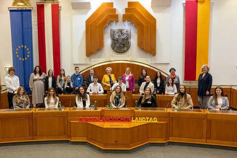 Landtagspräsidentin Verena Dunst und Landesrätin Mag.a (FH) Daniela Winkler (beide Bildmitte, letzte Reihe) mit SchülerInnen der 4. Klasse und Lehrkräften des Pannoneums Neusiedl am See.