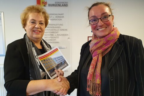 Landtagspräsidentin Verena Dunst mit Güssings Bezirkshauptfrau Mag. Dr. Nicole Wild, MBA (v.l.).
