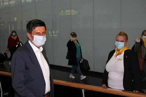 Soziallandesrat Christian Illedits begrüßte die PersonenbetreuerInnen aus Kroatien am Flughafen in Wien Schwechat.