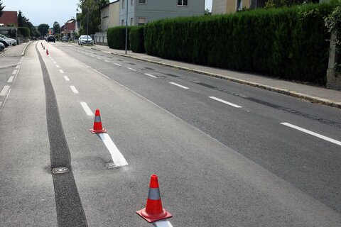 Lr Dorner präsentiert die neue Radinfrastruktur in eisenstadt mit Bürgermeister Steiner