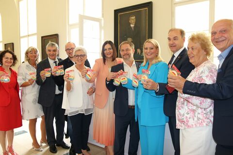 Landesrätin Daniela Winkler beim Verteilen der bunten Kekse.