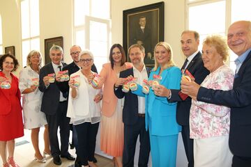 Landesrätin Daniela Winkler beim Verteilen der bunten Kekse.