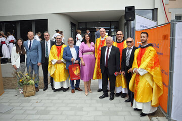 Nach der Orgelweihe wurde die neue Arztordination von Nikitsch gesegnet. Am Foto: Landeshauptmann-Stv. Mag.a Astrid Eisenkopf (6.v.r.) mit Bürgermeister Christian Balogh (5.v.l.), seinem Vorgänger, Vater Johann Balogh (4.v.r.) sowie Dr. Mark Somogyi (2.v.l.) und seiner Frau Hedvig Somogyi-Saaghy (l.), Bischof Ägidius Zsifkovics (5.v.r.), weiteren Ehrengästen und Pfarrern.