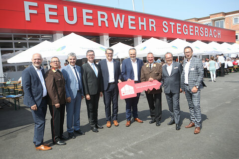 LAbg. Wolfgang Sodl, 2. Landesfeuerwehrkommandant-Stellvertreter Richard Bauer, LAbg. Walter Temmel, 1. Vizebürgermeister Michael Knopf, OSG-Direktor Alfred Kollar, Landeshauptmann Hans Peter Doskozil, Feuerwehrkommandant Klaus Sabara, Bürgermeister Heinz Peter Krammer und 2. Vizebürgermeister Jürgen Dolesch (v.l.) bei der Segnung des neuen Feuerwehrhauses.