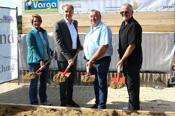 Kindergartenleiterin Petra Seper, Landesrat Leonhard Schneemann, Bürgermeister Wilfried Bruckner und Architekt Günter Klein.