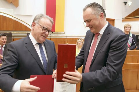Landeshauptmann Hans Peter Doskozil zeichnete Landeshauptmann a.D. Hans Niessl mit der höchsten Auszeichnung des Landes, dem Komturkreuz mit Stern aus