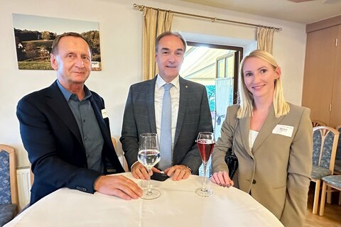 Landesrat Dr. Leonhard Schneemann (Mitte) mit Unternehmer Rudolf mit Tochter Nina Strobl (v.l.) von der Zimmerei Strobl GmbH in Deutsch Kaltenbrunn.