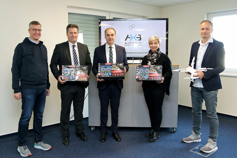 Präsentierten zukunftsorientierte Betriebsansiedlung: v.l. Christian Gedeon, CVO airXbig Mag. Harald Zagiczek, Geschäftsführer Wirtschaftsagentur Burgenland, LR Dr. Leonhard Schneemann, Bgm.in Claudia Schlager, Mag. (FH) Christian Preiml, CEO airXbig