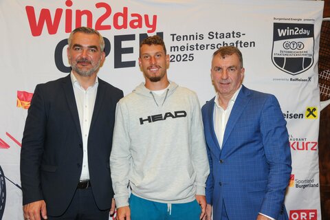 Sportlandesrat Heinrich Dorner mit Günter Kurz (BTV-Präsident, Veranstalter win2day Open) und Titelverteidiger Filip Misolic (ATP 153)