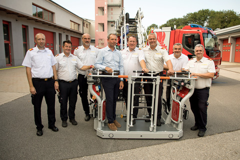 Leiter der Abteilung 4, Landesfeuerwehrschule ABI Mag. Philipp Werderits, Landesfeuerwehrkommandant-Stellvertreter LBDS Harald Josef Nakovich, Landesfeuerwehrkommandant OBR Ing. Josef Kropf, General Manager Sales Austria Ing. Peter Stadlberger (Rosenbauer Österreich GmbH), Abteilungsleiter OBR Ing. Gerald Klemenschitz, Geschäftsstellenleiter BR Ing. Michael Hauser, MSc (beide Burgenländischer Landesfeuerwehrverband), Landesrat Mag. Heinrich Dorner und Landesfeuerwehrkommandant-Stellvertreter LBDS Martin Reidl (v.l.) vor der 1. Vollelektrischen Drehleiter Österreichs für das Landesfeuerwehrkommando Burgenland.