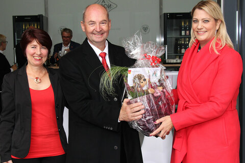 WiBuG Geschäftsführer Mag. Harald Zagiczek, Weinkönigen Susanne I., Birgit Szigeti, Norbert Szigeti, Landesrätin Mag.a (FH) Daniela Winkler und Bürgermeister Werner Friedl bei der Eröffnung von „A Nobis“, der neuen Produktionsstätte der Familie Szigeti in Zurndorf (v.l.).