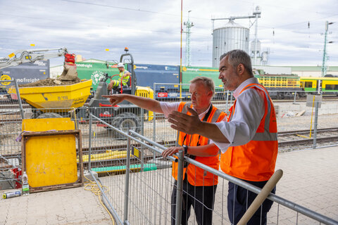 Stellvertretender Vorstandsvorsitzender der Raaberbahn, Dr. János Perényi, Verkehrslandesrat Mag. Heinrich Dorner, Leiter der Finanzabteilung und Prokurist der Raaberbahn, Peter Medlitsch, MSc und Projektleiter Ing. Burak Uygun