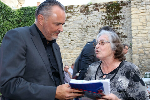 Landeshauptmann Hans Peter Doskozil mit einer Besucherin, die ihm ihre Anliegen vortrug.