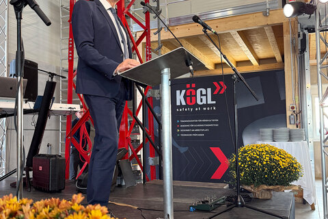 Landesrat Leonhard Schneemann spricht bei der Eröffnung.