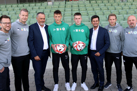 Oliver Snurer, Geschäftsführer der Fußballakademie Burgenland, Sportlicher Leiter und U15-Trainer Manuel Takacs, Landeshauptmann Hans Peter Doskozil, die U15-Spieler Niklas Lang und Torschützenkönig Lazar Erak, Landesrat Christian Illedits, U15-Co-Tr